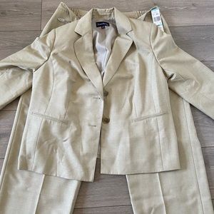 Beautiful fully lined suit.